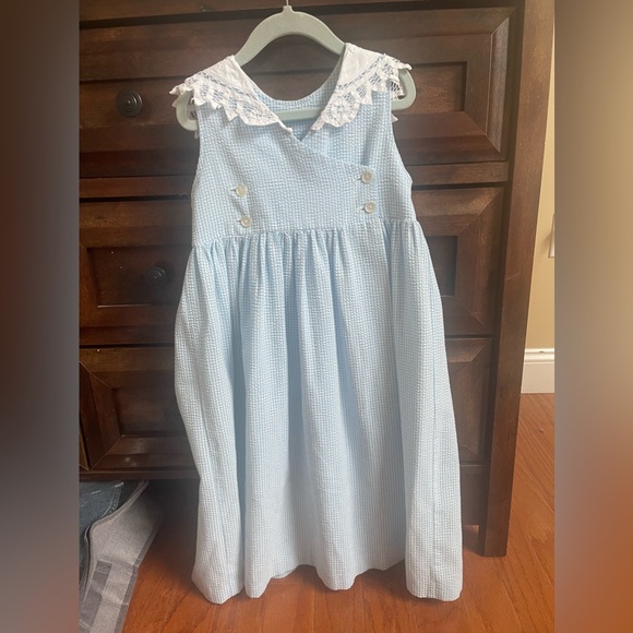 Beautiful seersucker dress with embroidered lace collar - Picture 7 of 7